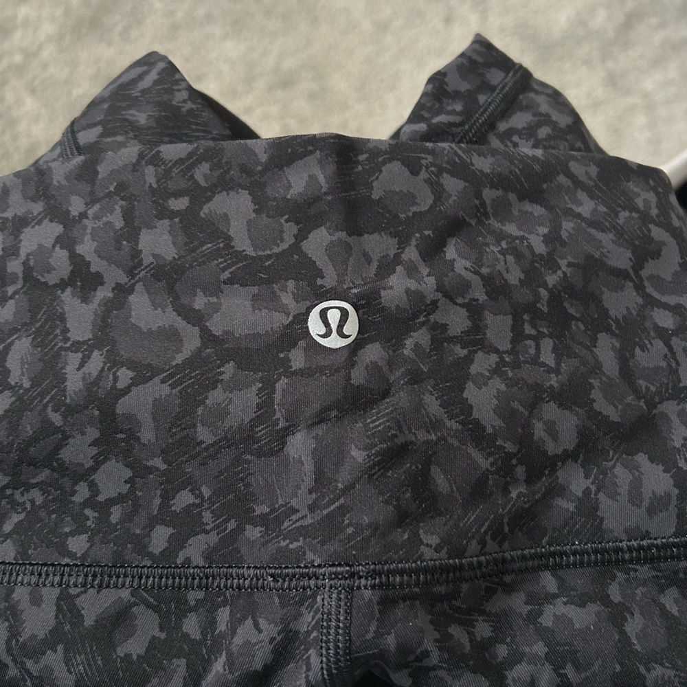 Leopard print lululemon leggings In great condition 🖤🩶🌚